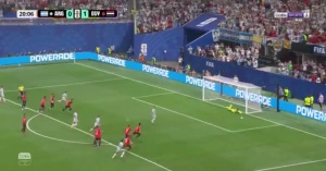 بالفيديو.. "شوبير" يحرم "ميسي" من هز الشباك بتصدٍ رائع لركلة الجزاء! main