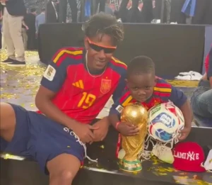 بالفيديو.. لحظة عفوية تجمع يامال بشقيقه الصغير خلال الاحتفال بكأس العالم