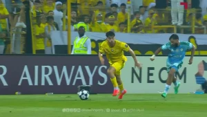 بالفيديو.. لحظة إصابة صالح أبو الشامات وخروجه من مباراة الأهلي والوصل main