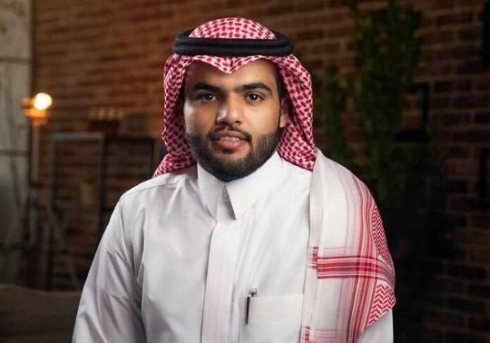 "القحطاني" ينشر لقطة من مباراة للهلال والنصر في كأس الملك .. ويعلق :  أول أهدافه بشعار الهلال!