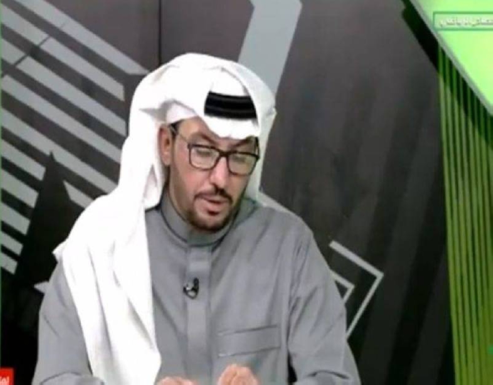 الروقي ينشر لقطة من مباراة "النصر والهلال" ويعلق: هذا الخطأ لا يعتبرونه "ضربة جزاء"!