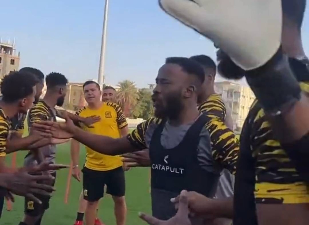 شاهد ما فعلوه لاعبي الاتحاد بمدربهم.. وفهد المولد: اضربوا بأقوى شيء عندكم !