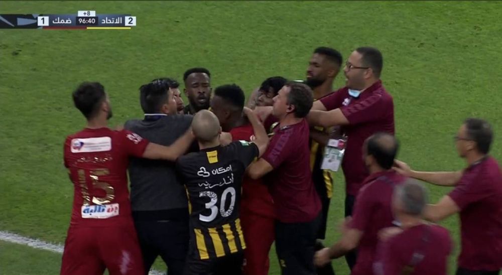 شاهد.. مناوشة بين لاعبي الاتحاد وضمك.. وطرد هذا الثنائي !