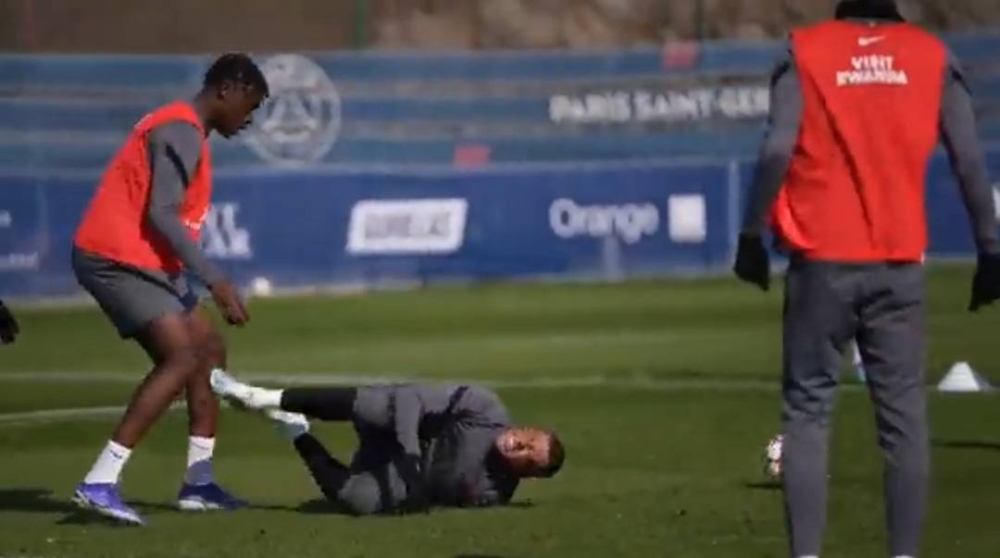 جعله يصرخ بقوة.. شاهد.. دهس قدم مبابي من زميله بالتدريبات قبل مواجهة ريال مدريد الحاسمة !