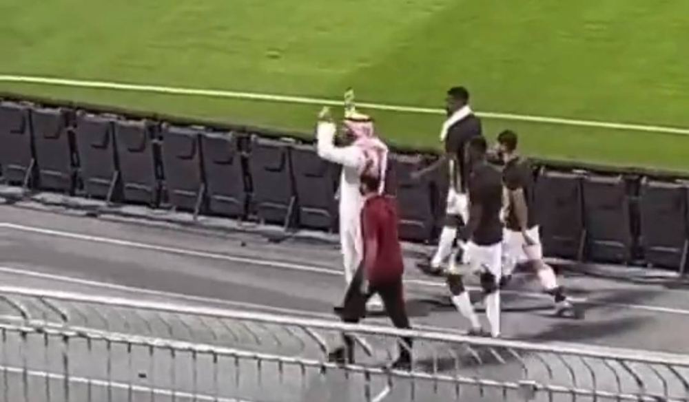 شاهد.. جماهير الهلال لحامد البلوي : يا بكاية.. والأخير يرد بهذه الطريقة !