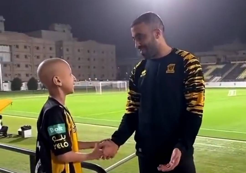 شاهد.. محارب سرطان يطالب حمدالله بالاحتفال بهذه الطريقة.. والأخير يرد !