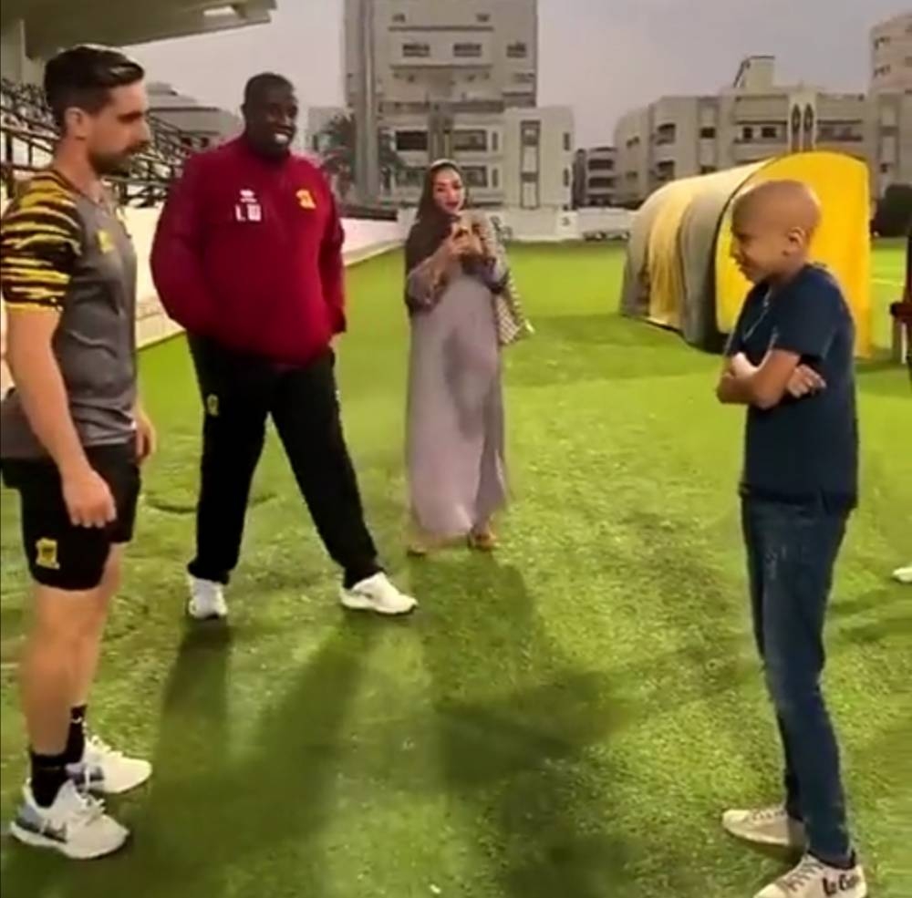 شاهد.. ردة فعل محارب السرطان عندما فاجأه لاعب الاتحاد "كورنادو"