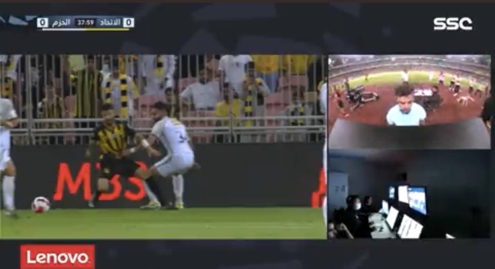 شاهد الحكم يرفض احتساب ركلة جزاء للاتحاد أمام الحزم بعد العودة للـ VAR