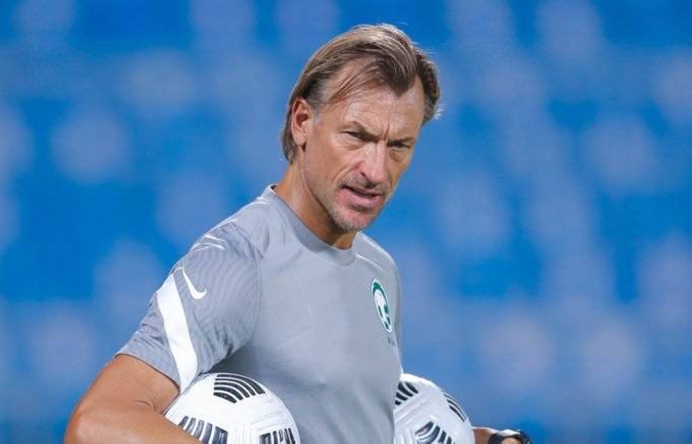 "رينارد" يفاضل بين ثلاثي المنتخب لدعم الدفاع أمام الصين