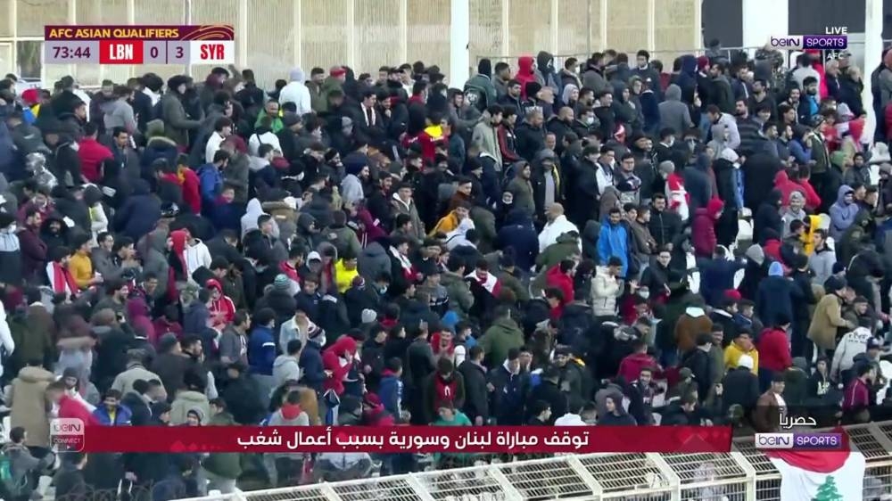شاهد.. اشتباكات خارج الملعب بين جماهير سوريا ولبنان !