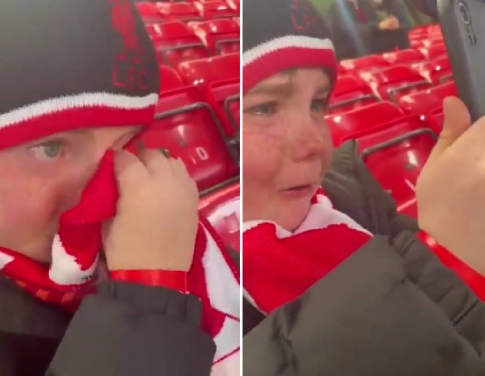 بعد يومين من السفر.. شاهد: فيديو مؤثر لطفل يذرف دموع الفرح لحظة رؤية "صلاح"