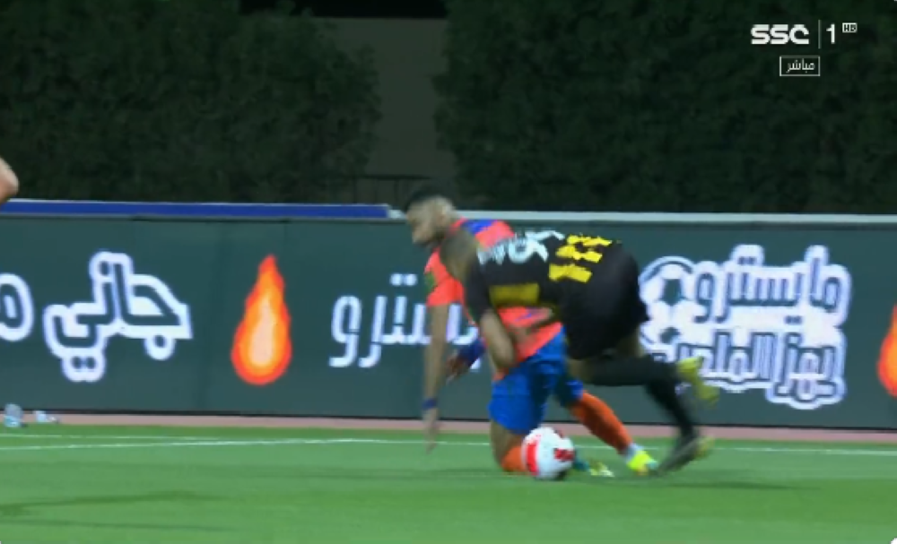 شاهد.. الحكم يلغي ركلة جزاء للاتحاد أمام الفيحاء بعد الرجوع لتقنية الفيديو!