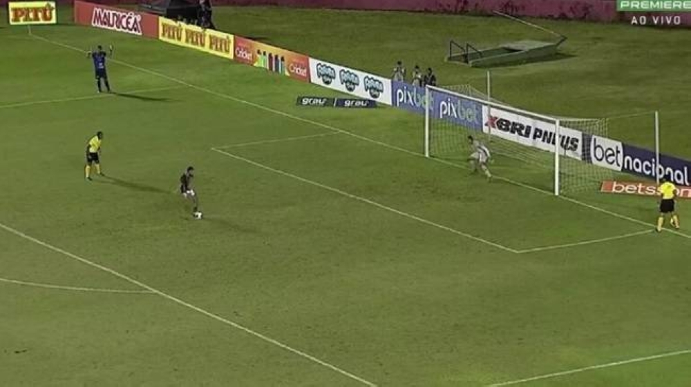 شاهد .. ركلة جزاء "غريبة" تثير السخرية بمواقع التواصل