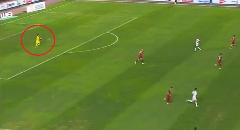 شاهد.. خطأ كوميدي من حارس في الدوري المصري يثير جدلًا بشأن عقوبته!