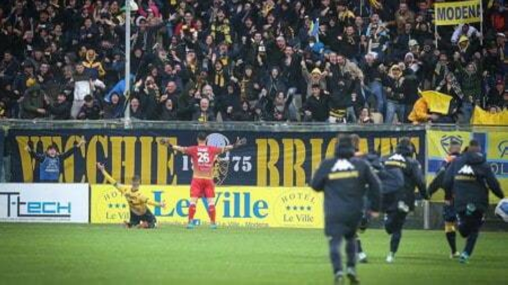 بقذيفة عابرة للقارات.. شاهد: حارس مرمى ينقذ فريقه ويسجل هدفا لا يصدق في الوقت الضائع