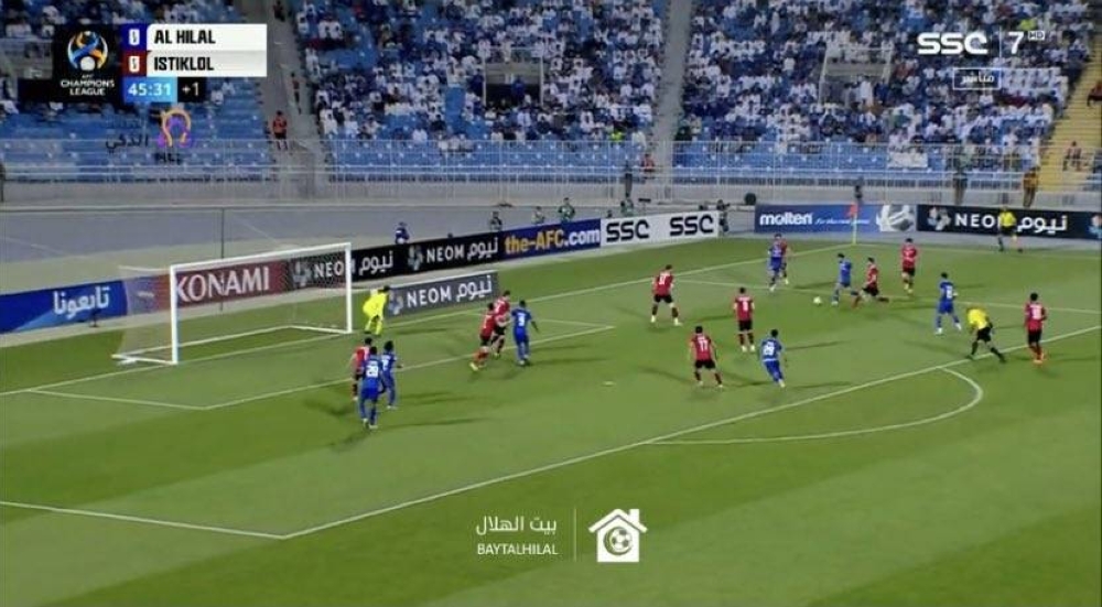 شاهد أغرب لقطة من مباراة الهلال واستقلول.. ومغردون : حتى الحكم مسوي زحمة !