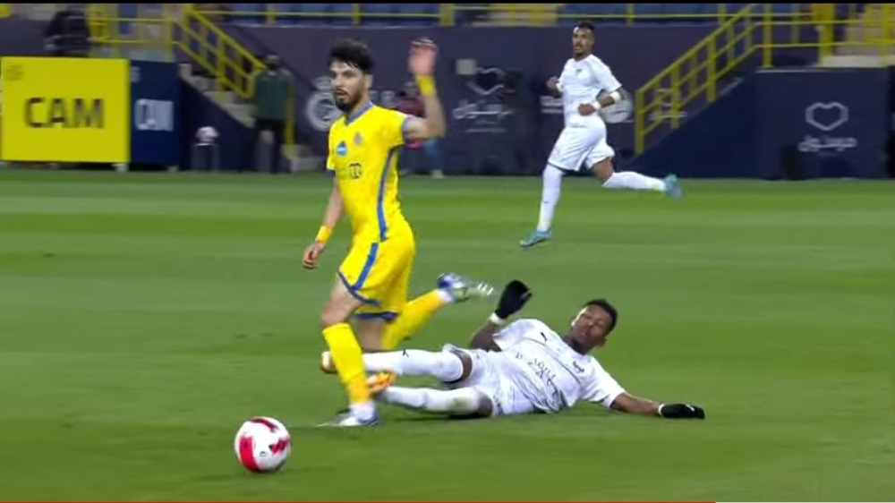 شاهد.. دائرة التحكيم تفجر مفاجأة بشأن قرار تحكيمي في مباراة النصر والفيحاء !