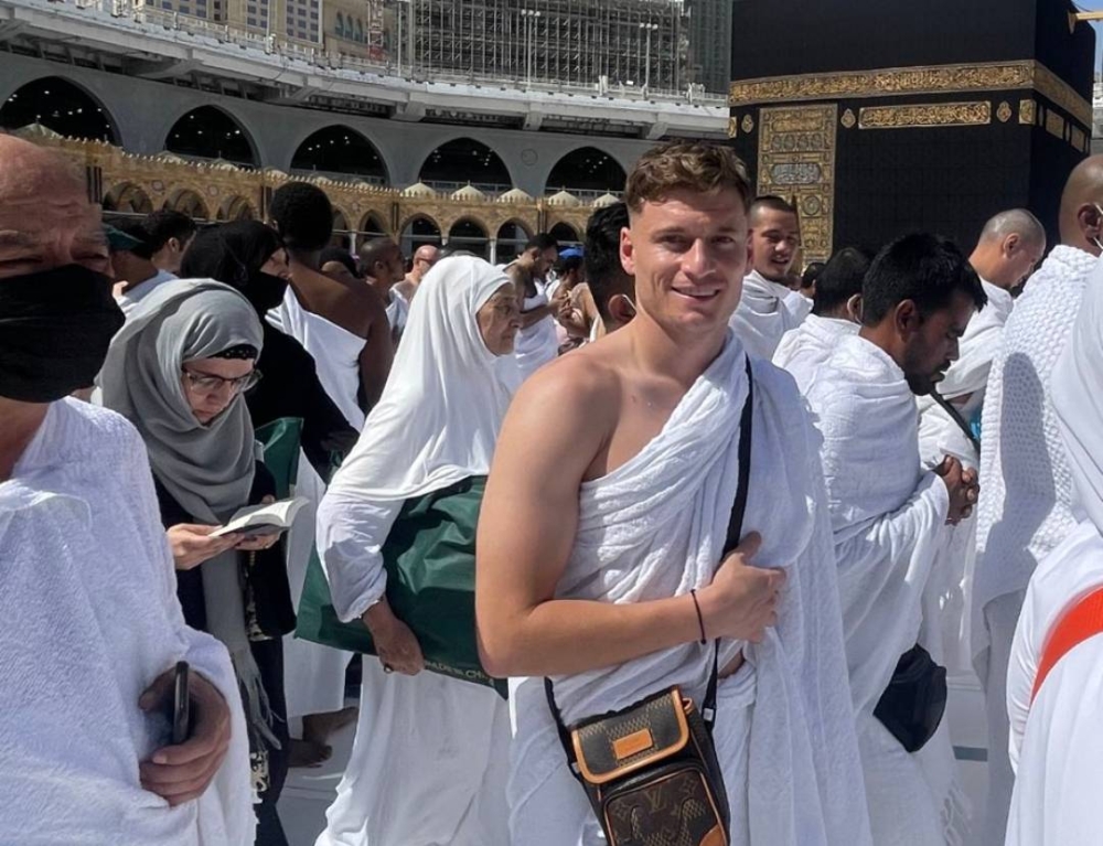 شاهد.. اليوسكي لاعب الأهلي يؤدي مناسك العمرة !