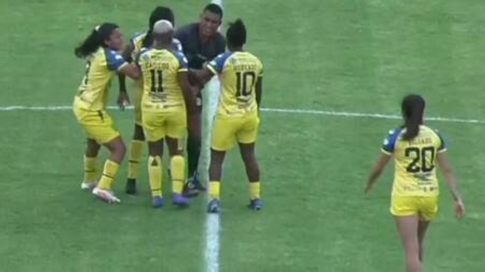 شاهد.. لاعبة تفقد أعصابها وتركل حكم المباراة بقدمها بعدما أشهر في وجهها البطاقة الحمراء