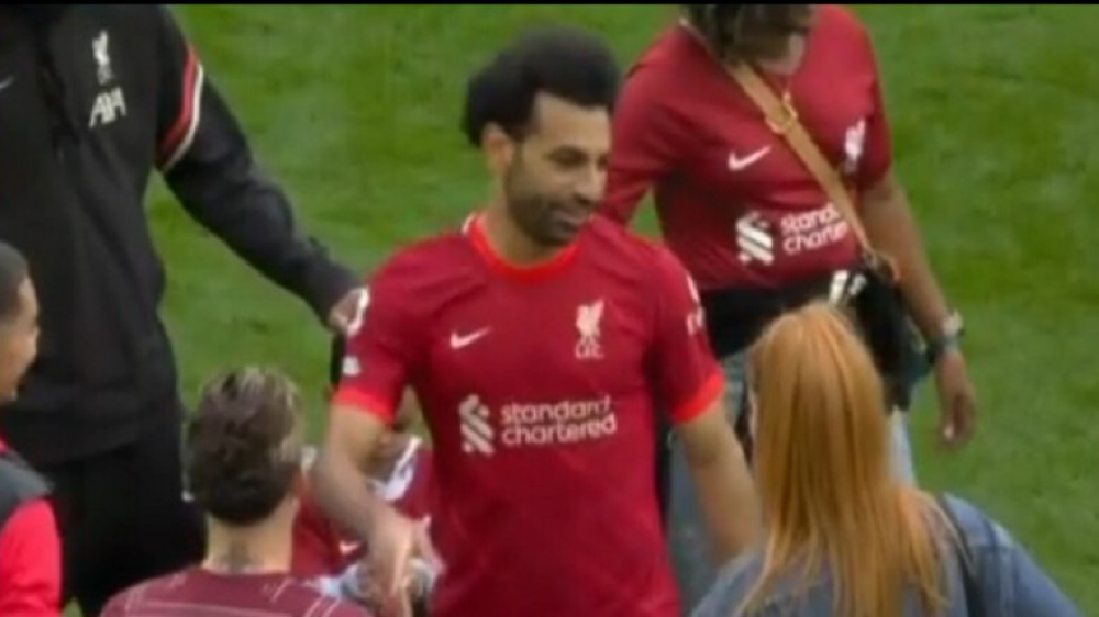 بسبب لقطة مع زوجة زميله.. صلاح يثير ضجة واسعة في ختام منافسات الدوري الإنجليزي!