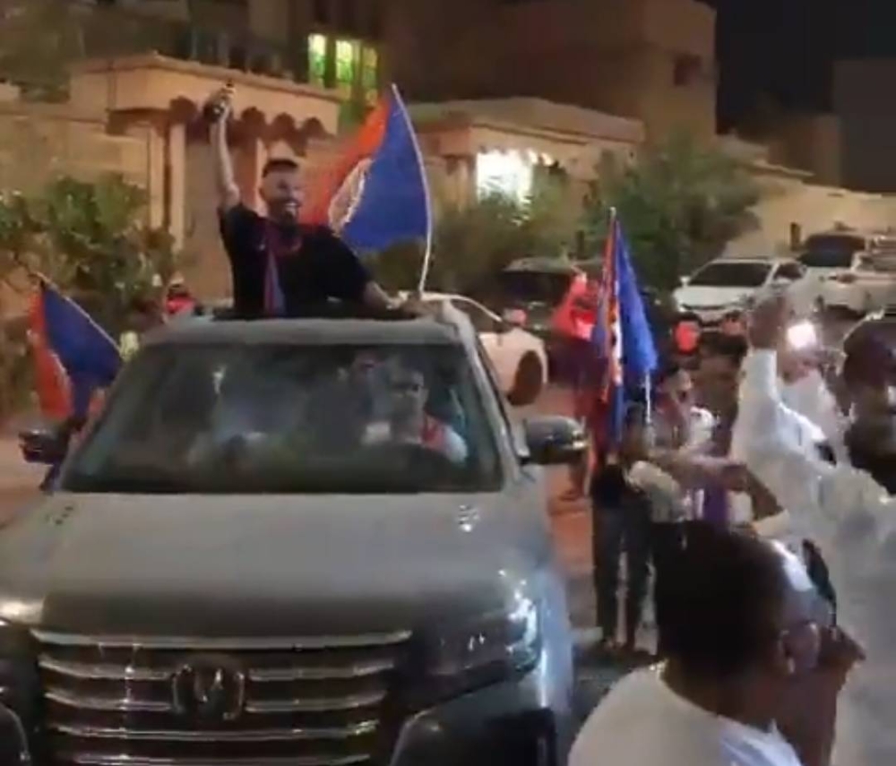 شاهد احتفال أبناء قرية الشعبة أمام منزل حسين الشويش بعد التتويج بكأس الملك على حساب الهلال !