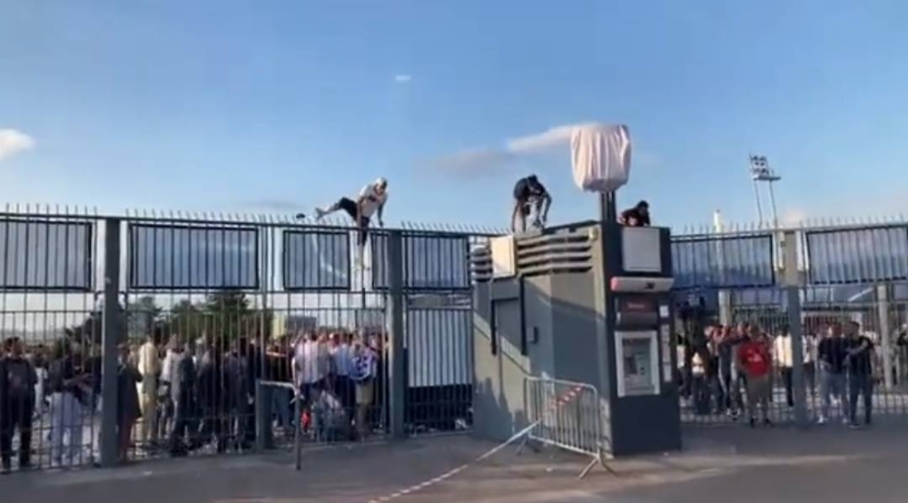 شاهد.. اقتحام جماهير ليفربول ملعب نهائي أوروبا.. واشتباكات مع الشرطة