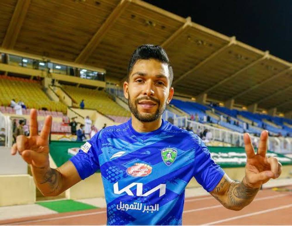 مشجع هلالي يستفز بيتروس بقوله: سلمان الفرج معلمك في كرة القدم.. والأخير يفاجئه بالرد!