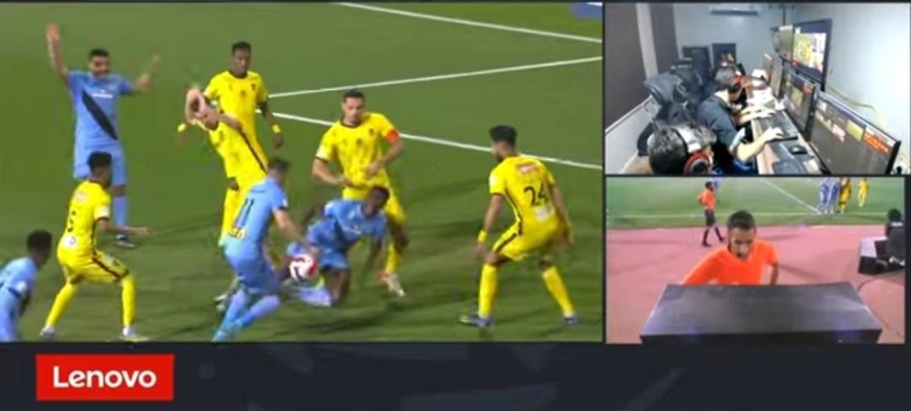 مسؤول بدائرة التحكيم يكشف مفاجأة بشأن النادي الوحيد الذي «استمع» إلى تسجيلات الحكام !