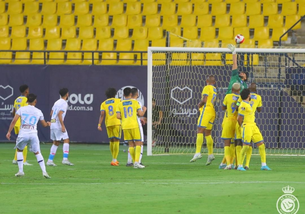مدرب مفاجأة يفاوضه النصر لخلافة روسو الموسم المقبل !