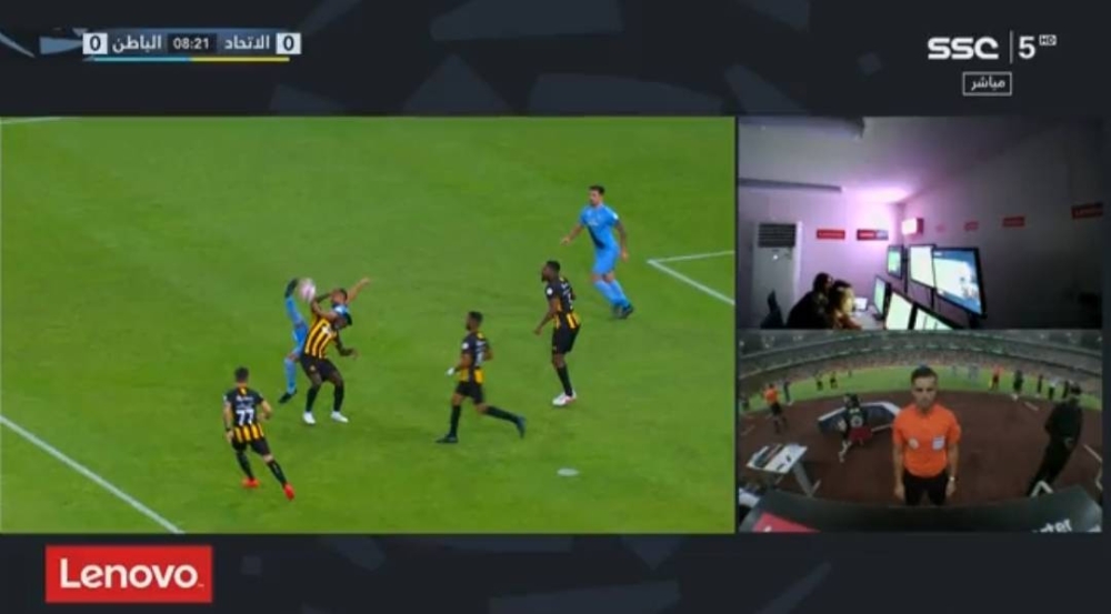 شاهد.. الحكم يرفض احتساب ركلة جزاء للباطن بعد العودة للـvar !