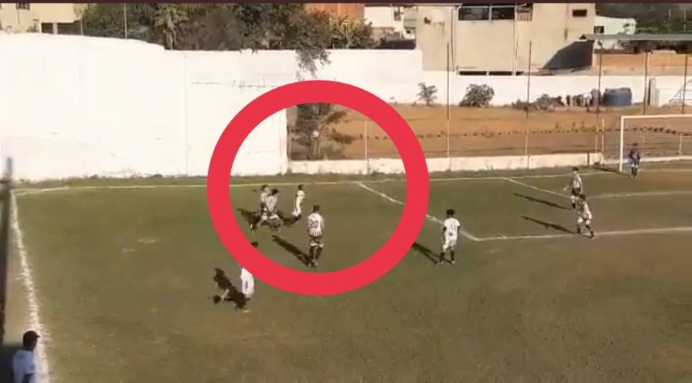 شاهد.. طفل برازيلي يسجل هدف خيالي .. ومطالبة بحصوله على جائزة بوشكاش !