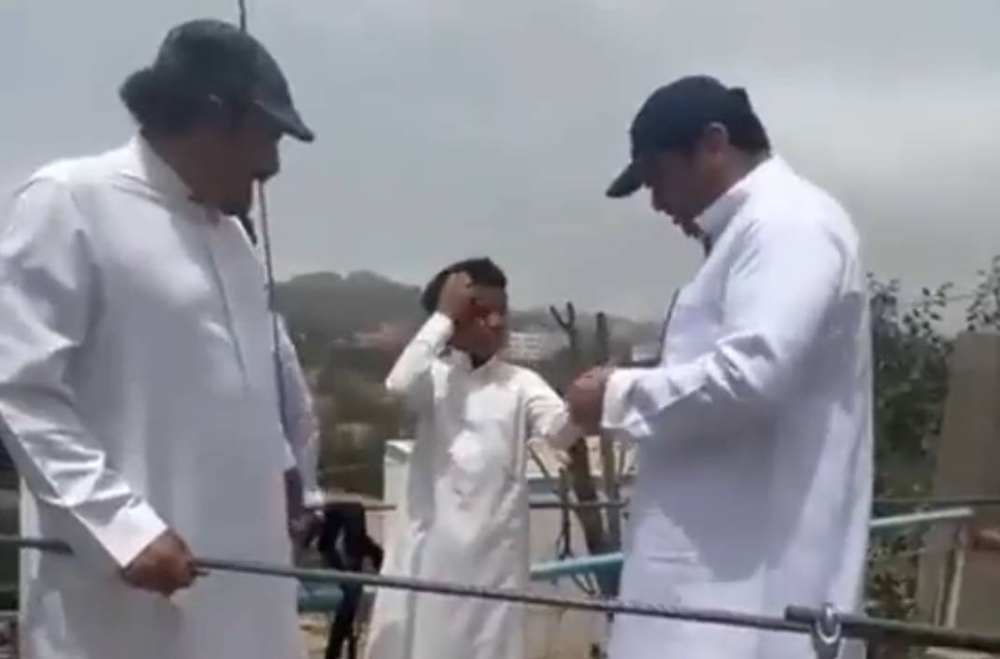 "الله يعافيك ويشفيك".. شاهد ما حدث للبلطان وهو يقنع طفل نصراوي بتشجيع الشباب !