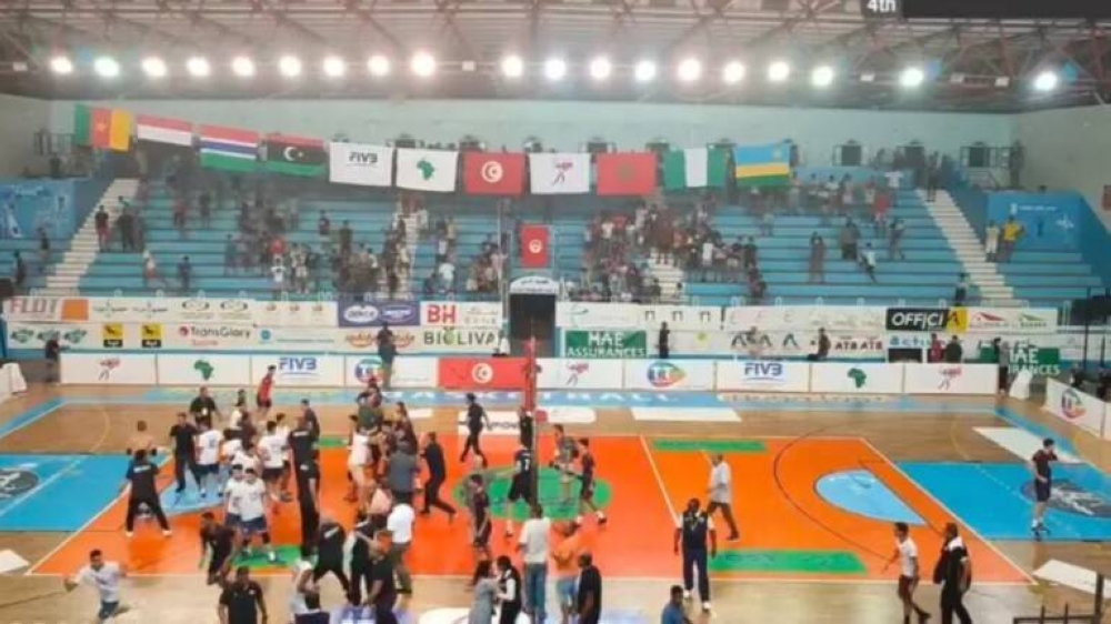 شاهد .. لحظة اقتحام جماهير ولاعبي تونس أرض الملعب والاعتداء على لاعبي منتخب مصر!