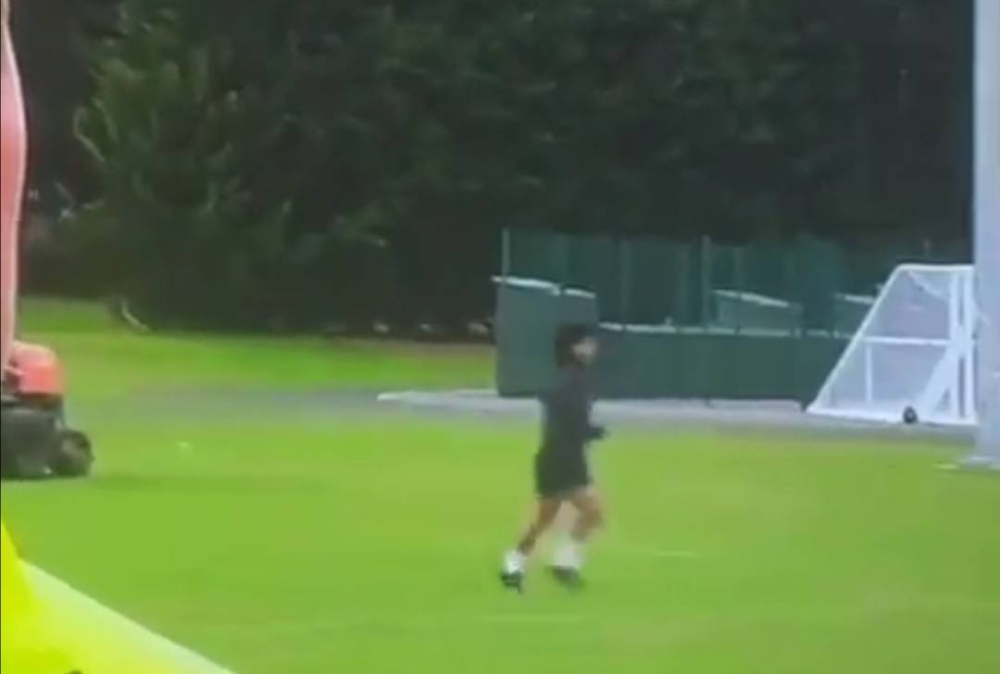 شاهد: شبح مارادونا يظهر في ملعب باسكتلندا ويثير جدلا واسعا