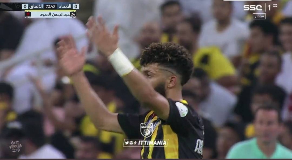 شاهد غضب العبود بعد قرار سانتو بخروجه أمام الاتفاق.. وردة فعل المدرب !