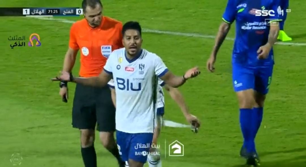شاهد.. غضب سالم الدوسري بعد قرار دياز بخروجه من مباراة الفتح.. وردة فعل المدرب !