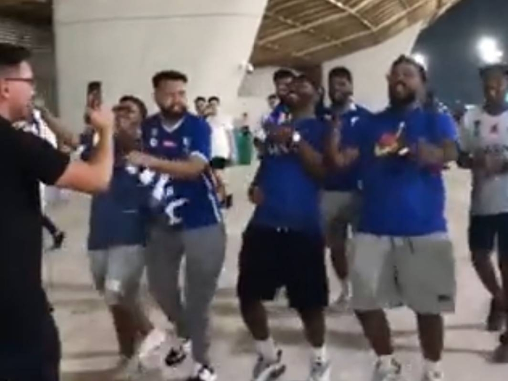 شاهد.. مشجعين الهلال في ملعب لوسيل تردد هتاف : "يمشي كدا كدا يمشي كدا كدا" !