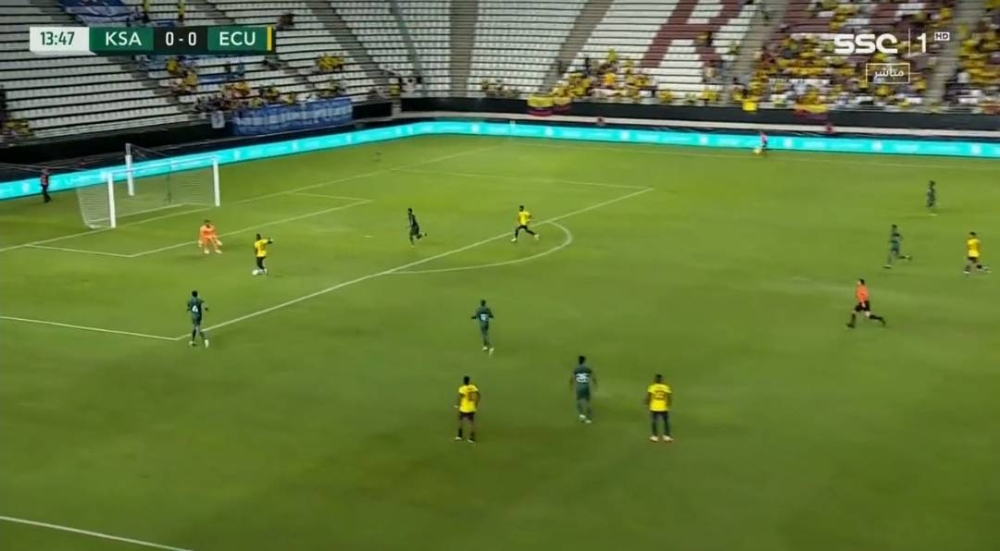 شاهد.. لاعب الإكوادور ينفرد بمرمى المنتخب السعودي.. والنهاية غير متوقعة !
