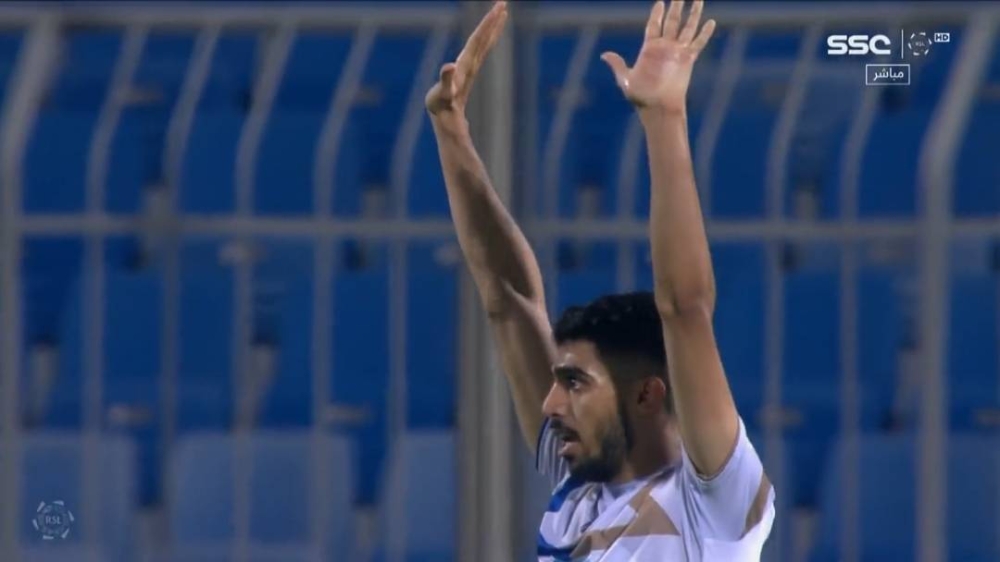 شاهد.. فهد الرشيدي يعتذر لجماهير الهلال بعد تسجيل هدف في مرمى فريقهم !