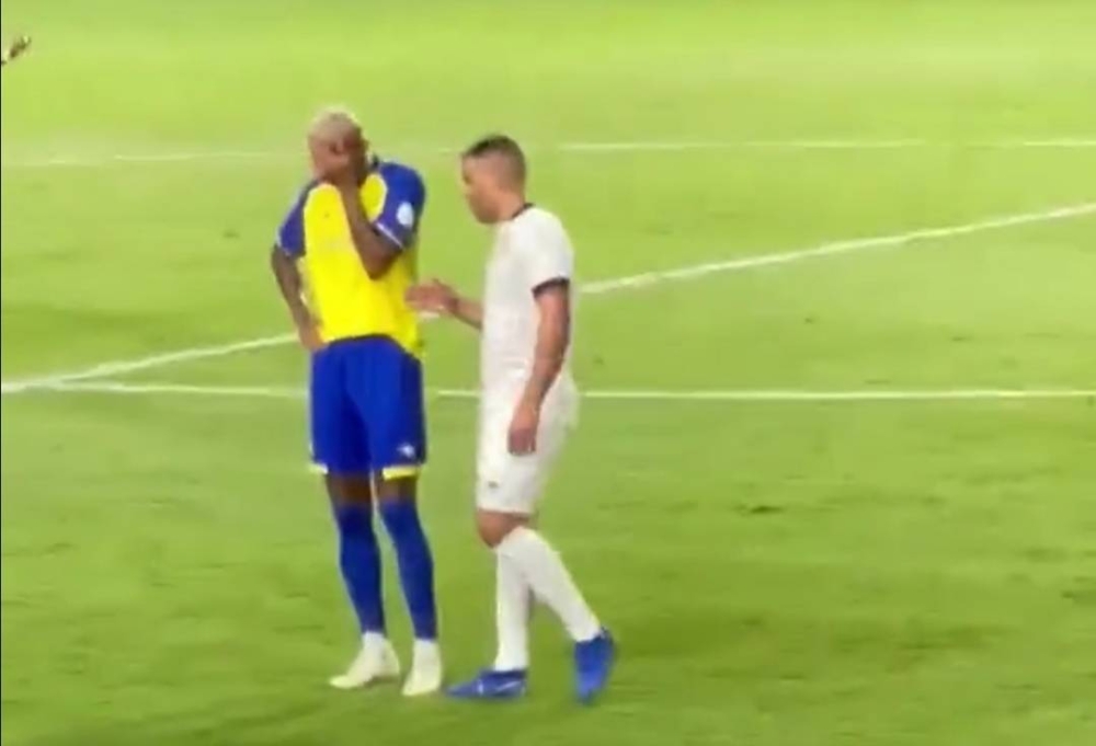 شاهد.. تاليسكا يحرج حمدالله ويرفض مصافحته والحديث معه بعد نهاية مباراة النصر والاتحاد