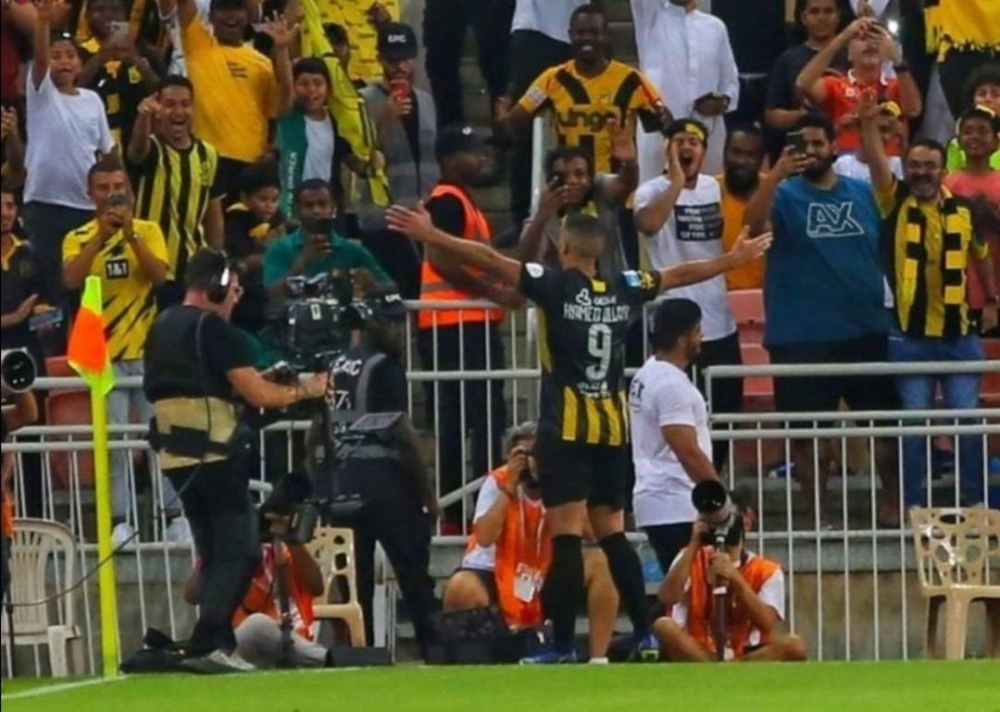 الصرامي ينشر صورة حمدالله وجمهور الاتحاد ويعلق: كلما زاد الهجوم عليه زاد " هزه " لشباك المنافسين