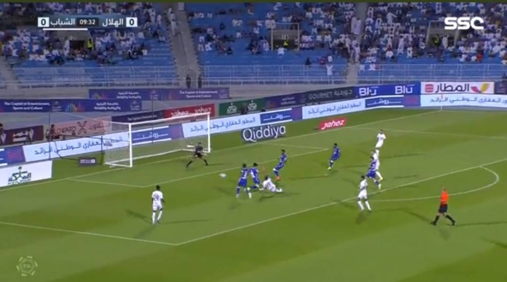 شاهد.. سانتي مينا يهدر فرصة هدف محقق للشباب أمام الهلال !