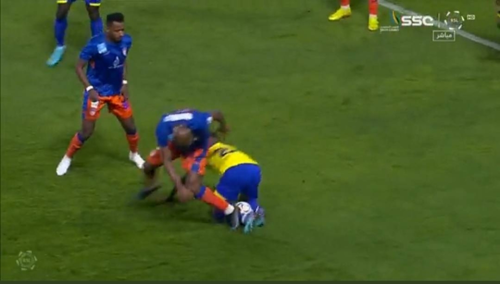 شاهد.. إصابة خطيرة للاعب النصر أيمن يحيى.. والجهاز الطبي يتدخل !