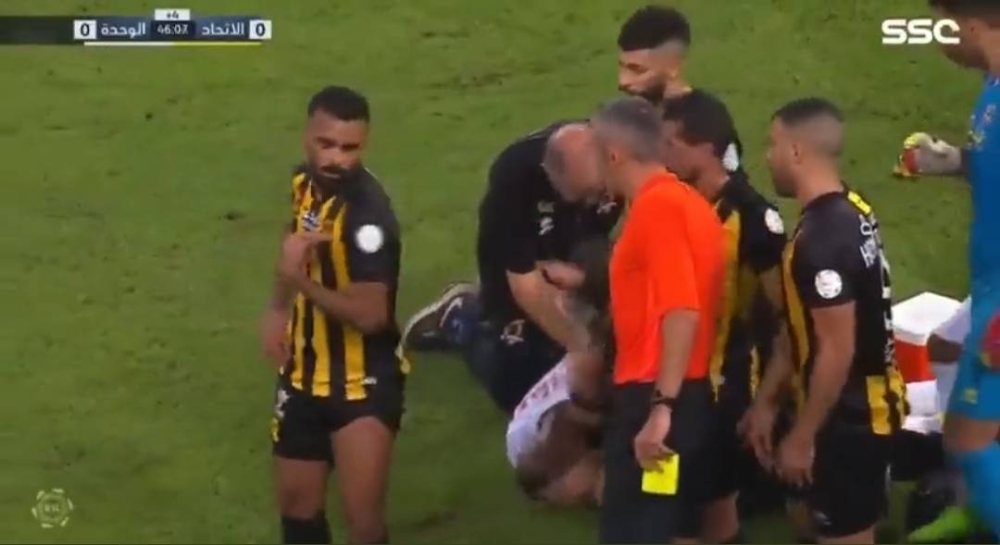 شاهد.. مد الله العليان يحاول خداع حكم مباراة الاتحاد والوحدة.. ورد فعل حاسم من الأخير!