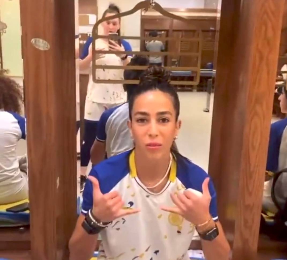 شاهد.. جيسيكا لاعبة النصر توثق استعداد زملائها للجولة الثانية من غرفة الملابس !