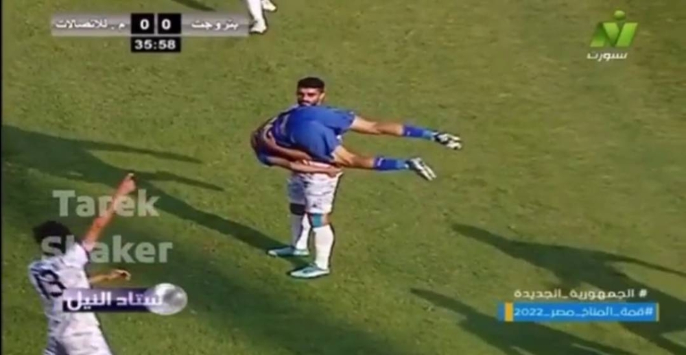 شاهد.. لاعب مصري ينقذ زميله من إصابة خطيرة في الرأس داخل المستطيل الأخضر