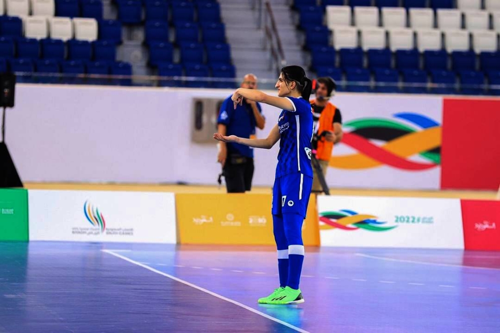 على طريقة الدوسري.. شاهد: لاعبة الهلال "شوخان" تستفز جمهور النصر بحركة "الخلط"