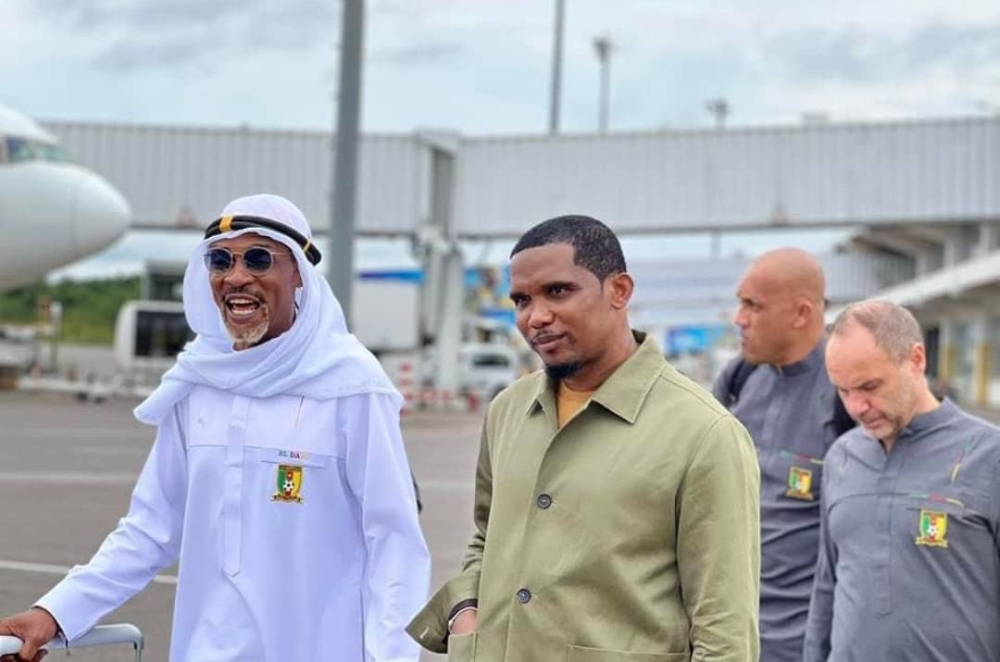 شاهد.. منتخب الكاميرون يتوجه إلى أبوظبي بالزي الخليجي !