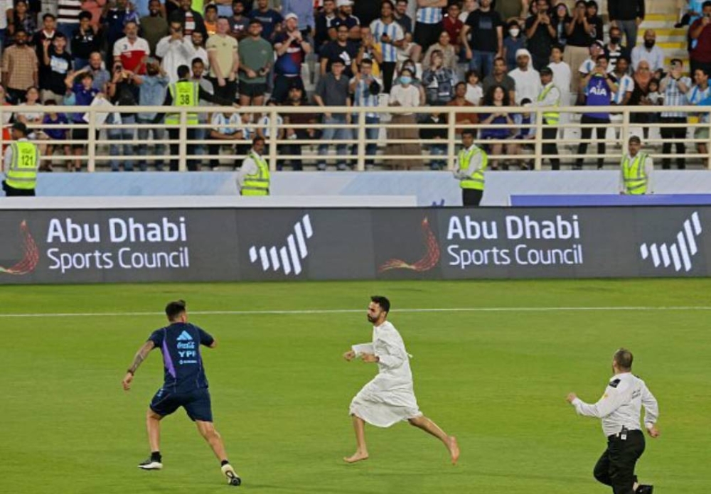 شاهد.. مشجع إماراتي يقتحم تدريبات الأرجنتين بسبب ليونيل ميسي !