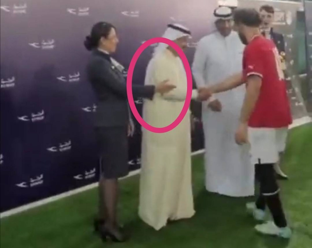 شاهد.. صلاح يرفض مصافحة امرأة أثناء استلامه جائزة بالكويت.. وهكذا جاءت ردة فعلها